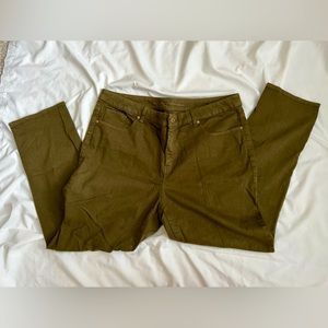 LIKE NEW Chico’s Girlfriend Ankle Size 3
